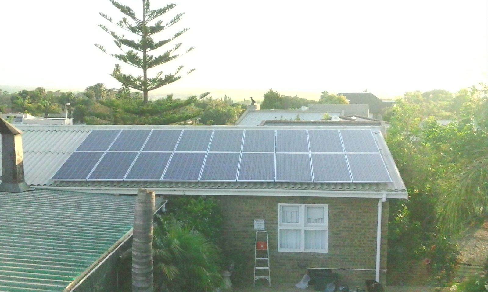 Pendakap pemasangan panel solar