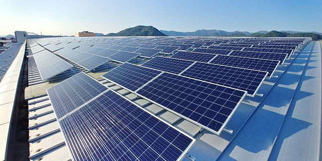 Pemasangan solar kurungan tiga sudut bumbung rata